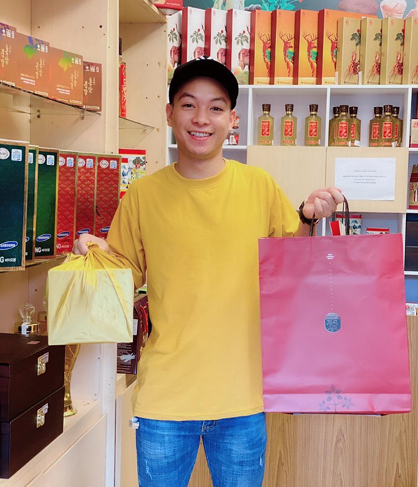 Khách hàng mua sắm tại Sâm Triều Tiên